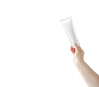 Eldeki tüpte boş beyaz kozmetik köpük tüpü var..