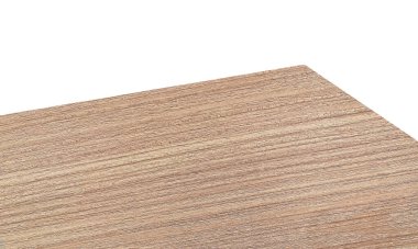 Beyaz arkaplanda izole edilmiş ahşap ya da tahta masa üst köşesi görüntüsü