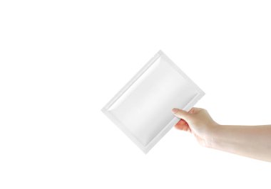 Elinde ürün torbasını göstermek için boş beyaz bir paket çantası var..