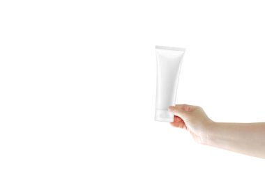 Eldeki tüpte boş beyaz kozmetik köpük tüpü var..