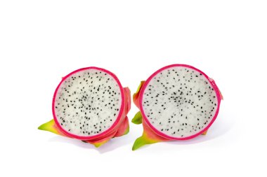 Ejderha meyvesi, kırmızı-yeşil kabuklu meyve beyaz arka planda izole.