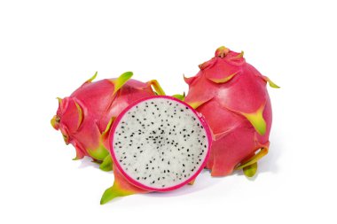 Ejderha meyvesi, kırmızı-yeşil kabuklu meyve beyaz arka planda izole.