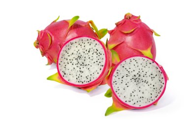 Ejderha meyvesi, kırmızı-yeşil kabuklu meyve beyaz arka planda izole.