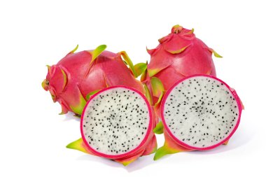 Ejderha meyvesi, kırmızı-yeşil kabuklu meyve beyaz arka planda izole.