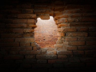 Eski kırmızı tuğlalar, tavan pencereli eski tuğlalar..