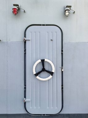 Çelik giriş ve çıkış kapıları, savaş gemilerinde su geçirmez çelik kapılar..