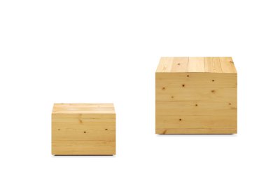 Beyaz arka plana yerleştirilmiş 2 boş ahşap sandık.