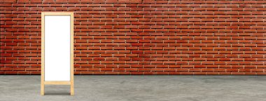 Beyaz tahta, boş tahta metin için boşluk, kırmızı tuğla duvar arkaplanı.