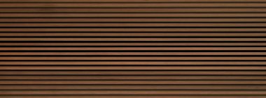 Uzun panoramik ahşap arka plan afişi - kahverengi ahşap akustik paneller duvar dokusu pürüzsüz yatay desen.