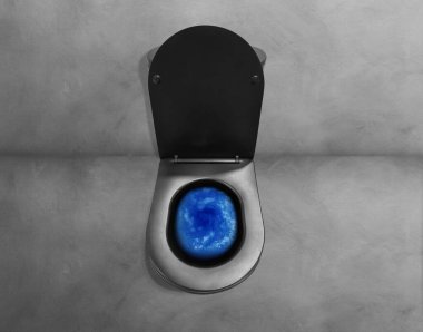 Üst manzaralı klozet, mavi deterjan kaseye atılıyor..