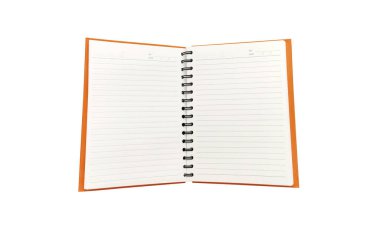 Açık turuncu bir defter beyaz bir arkaplana yerleştirilir.