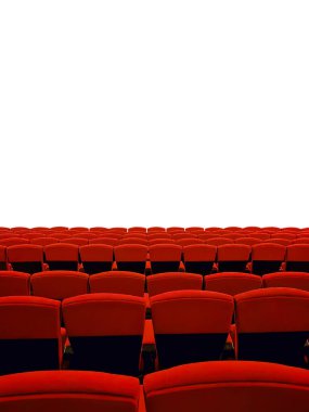 Boş bir sinemada beyaz arka planda izole edilmiş kırmızı sandalyeler..