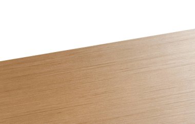 Beyaz arkaplanda boş ahşap masa görünümü.