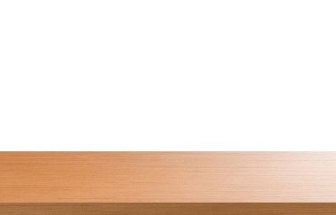 Beyaz arkaplandaki boş tahta tablonun ön görüntüsü.