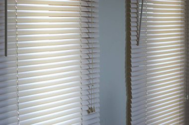 Jaluzili pencereyi kapat