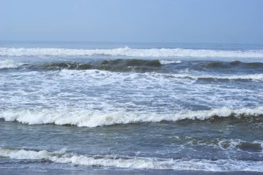 Dalgalar sahile çarpıyor.