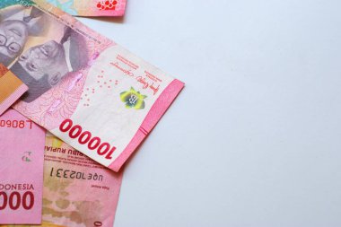 Kopya alanı olan beyaz arkaplan üzerindeki Endonezya Rupiah banknotları