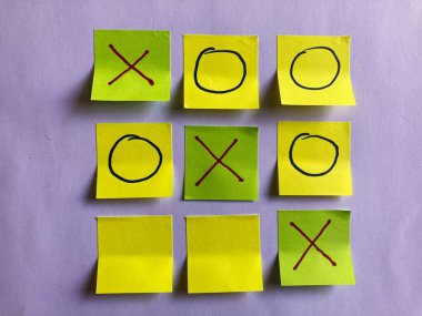 yapışkan notlarda tic tac toe oyunu