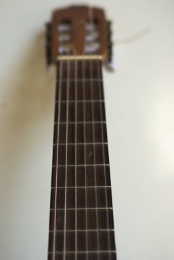 Gitar dizgilerinin seçici odak noktası