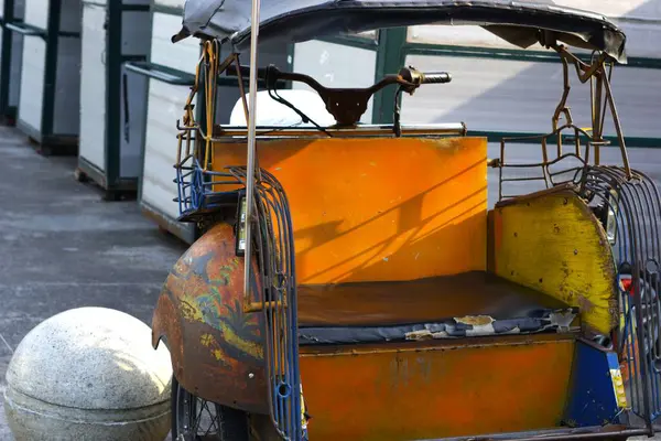 Becak, geleneksel araç Malioboro Caddesi Yogyakarta 'da.