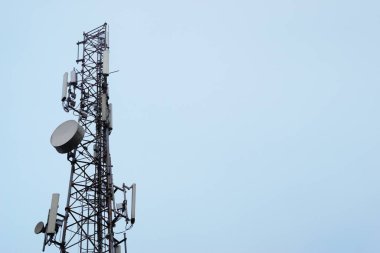 Sisli bir günde telekomünikasyon kulesi. Hücresel ağ kulesi