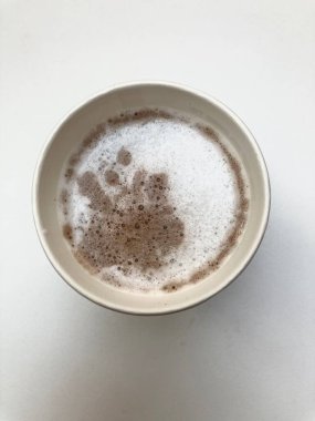 Beyaz masadaki sıcak kahvenin en üst görüntüsü.