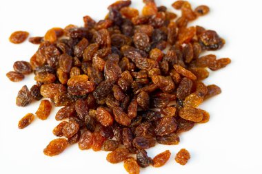 Beyaz arka planda bir yığın kuru üzüm.