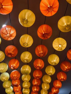 Tavanda asılı Çin fenerleri