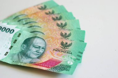 Kopya alanı ile beyaz zemin üzerinde izole edilmiş yirmi bin rupiah banknottan oluşan bir grup