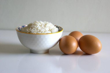 Masada bir kase pirinç ve yumurta, yemek malzemesi.
