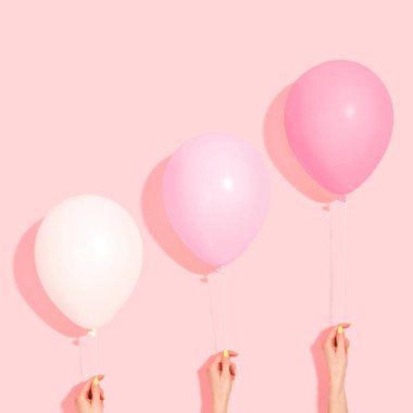 Çocuk partisi için pembe balon dekorasyonunun yakın plan fotoğrafı. Pembe arka planda pembe pastel balon, hafiflik, kolaylık konsepti, minimalizm