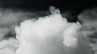 Büyüleyici, ürkütücü Cadılar Bayramı dumanı bulutu VFX 4 km 'lik ağır çekimde elementi yerleştiriyor. Büyüleyici, ruhani bir girdap, gizemli bir atmosfer, bulutlu bir sis..