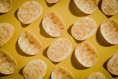 Çıtır çıtır patates cipsi, atıştırmalık arka plan. Üst manzara, düz yatış. Pankart