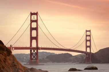 San Francisco 'daki Golden Gate Köprüsü' nde renkli bir gün batımı. Gün batımında Golden Gate Köprüsü 'nün arkaplanındaki görüntü