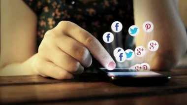 Akıllı Telefon Kullanan Güzel Kadın. Cep telefonundan uçan bilgi hatlarının görselleştirilmesi. Mobil ekrandan sosyal ortam simgeleri çıkıyor.