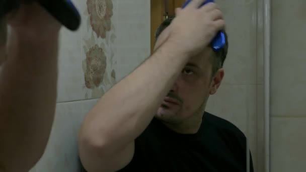 Homem Sorridente Embeleza Frente Espelho Casa Banho Cara Estiliza Seu — Vídeo de Stock