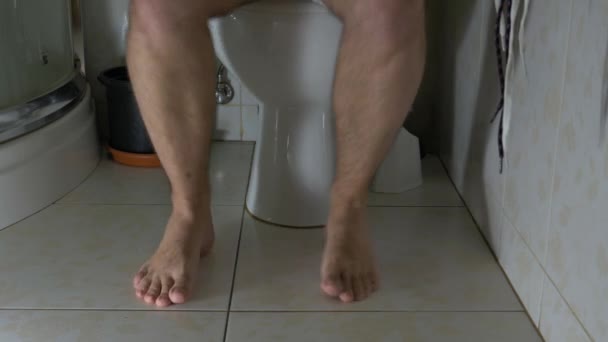 Adam Midesini Bozmak Için Hemen Banyoya Koşuyor — Stok video