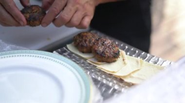 Şef mutfaktaki ocakta yemek pişiriyor.