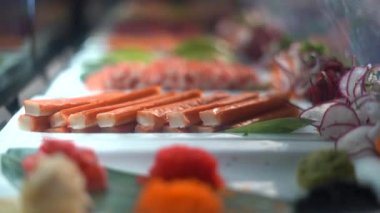 Resepsiyonda et ve sebzeli lezzetli ve lezzetli bir sandviç var.