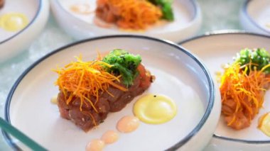 Japon mutfağı - arka planda somon balığı bifteği