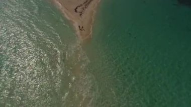 Yazın deniz manzarası ve plaj manzarası.
