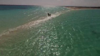 Turkuaz deniz suyunda bir adam.