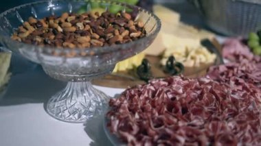 Lezzetli ve lezzetli yemekler, arka planda.