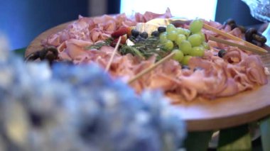 Düğün masası bahçede.