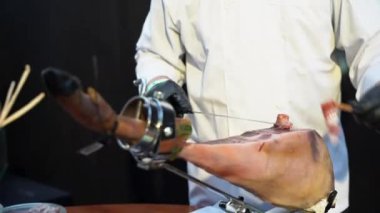 Usta bir adamın elinde bıçakla eti kesiyor.