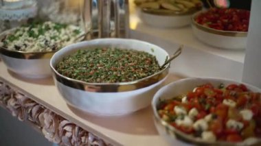 Restorandaki yemek masasında farklı atıştırmalıklar var..