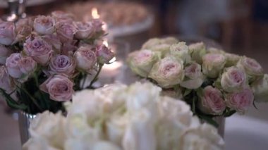 Vazoda güzel bir buket gül