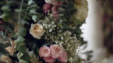 Beyaz bir vazoda düğün buketi.