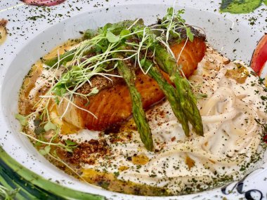 Sebze ve soslu kızarmış balık.