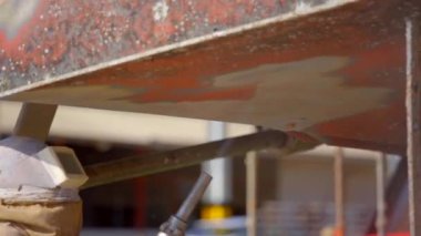 İnşaat alanında çalışan işçi